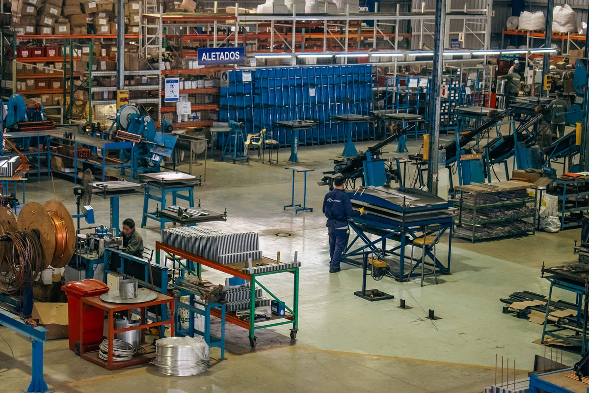 Planta industrial da FACORSA fabricando radiadores e sistemas de refrigeração para máquinas pesadas na Argentina